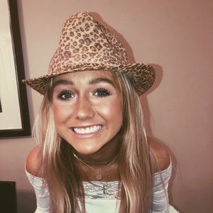 Meet your Posher, Caylie